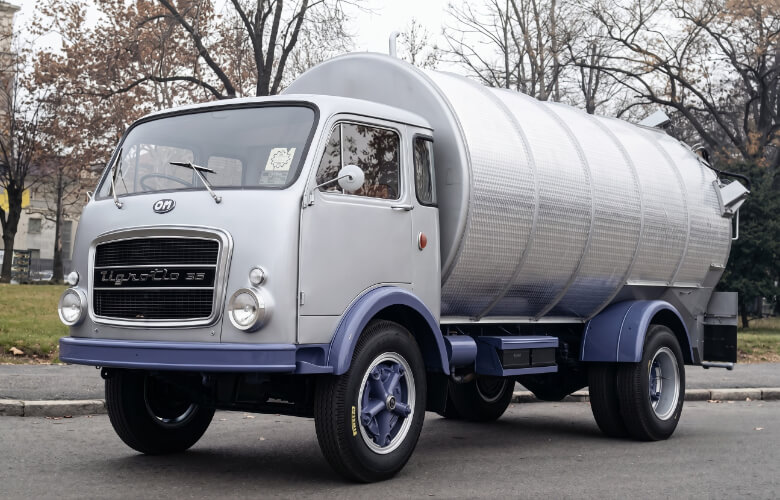 Camion cisterna d'epoca OM Tigrotto 35 restaurato, veicolo storico del gruppo Fantauzzi Holding