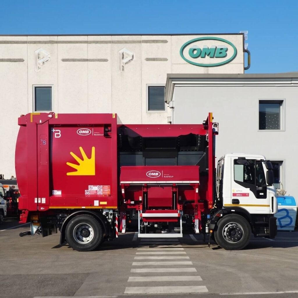 Autocompattatore OMB modello Bluecolor su telaio Iveco, vista laterale davanti allo stabilimento